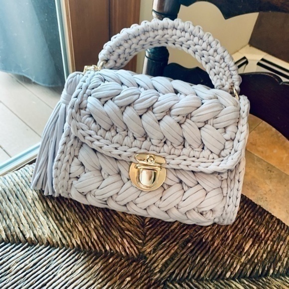 ✨🧶Chunky Knit Light Lavender Satchel w Fringe Tassel and Crossbody Gold Chain✨ - Picture 6 of 9